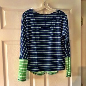 Women’s dual-colored striped shirt.